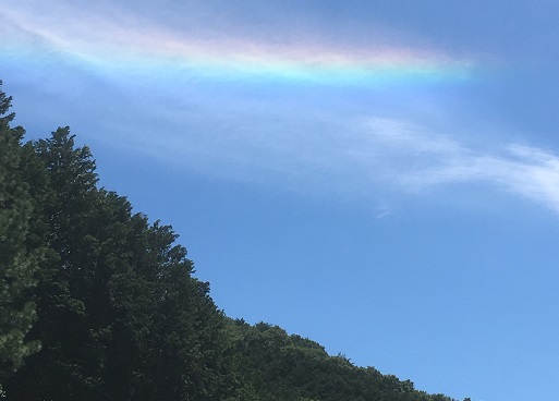 ゴルフ場の空にかかった虹